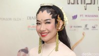 Biasa tampil dengan hijabnya, Alya Rohali jadi agak berbeda ya? Pool/Noel/detikFoto.