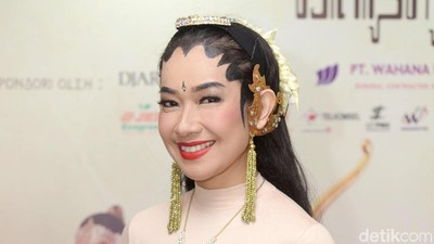 Lama Vakum, Alya Rohali Muncul di Pentas Wayang