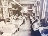 Potret para pekerja di pabrik pulpen di Birmingham di zaman dulu (Facebook/Pen Museum)