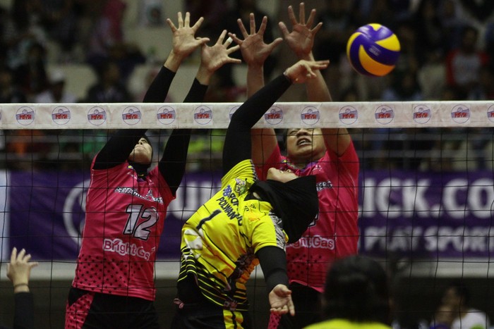 Pebola voli putri Jakarta PGN Popsivo Polwan, Novita Dinda (tengah) melakukan smes yang berusaha ditahan pebola voli putri Jakarta Pertamina Energi, Novi Merliana (kiri) dan Amasya Manganang (kanan) dalam pertandingan Final Four Proliga 2019 di GOR Ken Arok, Malang, Jawa Timur, Minggu (17/2/2019). Jakarta Pertamina Energi menang dengan skor 3-1 (25-16, 20-25, 23-25, 11-25). ANTARA FOTO/Ari Bowo Sucipto/aww.