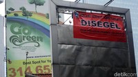Begini penampakan reklame yang ditertibkan oleh petugas di kawasan Kasablanka, Jakarta, Senin (18/2/2019).