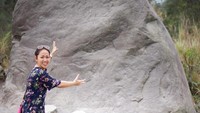 Gayanya saat berfoto di Batu Alien Kopeng Cangkringan, Sleman, Yogyakarta. (anishadasuki/Instagram)
