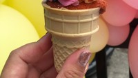 Gemes banget sih! Unicorn cake cones dengan warna yang cantik jadi sayang untuk dimakan. Foto: Instagram@trizella_parties.