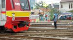 Tak Ada JPO, Warga Seberangi Rel di Jatinegara