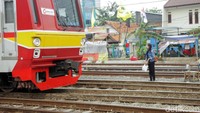 Warga yang ingin melintas harus lihat-lihat ke kiri dan kanan sebelum menyeberang.