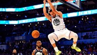 Momentum itu berhasil dijaga, dengan sumbangan poin dari LeBron dan Durant membuat selisih melebar jadi 171-160. Dunk Curry di akhir pertandingan hanya mampu menipiskan selisih, di mana tim LeBron menang 178-164. Bob Donnan/Reuters.
