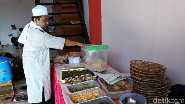 Warga Karanganyar Patungan Buka Warung Makan Gratis Tiap Hari