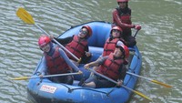 Liburan di Yogyakarta, Anisha bersama rekan-rekannya menikmati wisata arum jeram di Sungai Progo. (anishadasuki/Instagram)