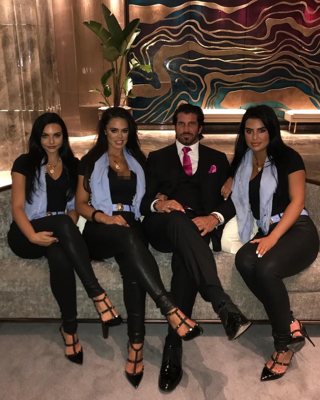 Dan pada malam harinya, Travers menghabiskan waktu bersama keempat wanitanya itu di kamar tidur. Dia pun memamerkan foto kebersamaan mereka di Instagramnya. Foto: Instagram @traversbeynonofficial