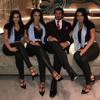 Dan pada malam harinya, Travers menghabiskan waktu bersama keempat wanitanya itu di kamar tidur. Dia pun memamerkan foto kebersamaan mereka di Instagramnya. Foto: Instagram @traversbeynonofficial