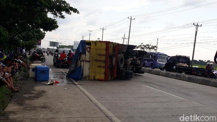 Ada Truk Terguling, Arus Lalin di Jalur Pantura Brebes Tersendat