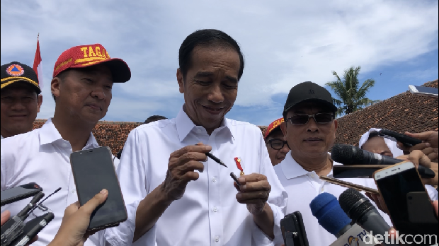 Jokowi tunjukkan pulpen yang dibawanya / 