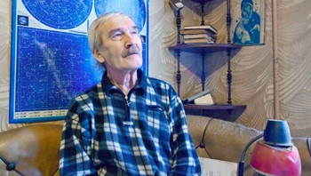 Stanislav Petrov: September 1983, Letkol Stanislav Petrov adalah petugas jaga yang bekerja di pusat komando Serpukhov-15 di Uni Soviet. Tiba-tiba, sistem peringatan dini nuklir berbunyi. Terlacak 5 rudal ditembakkan ke arah mereka dari AS. Terjadi pada Perang Dingin, ketegangan antar negara sangat tinggi. Kemungkinan setelah Petrov memberitahu atasan tentang peringatan itu, mereka akan melancarkan serangan nuklir balasan, sehingga membuat dunia kacau. Tapi, berkat pelatihannya dan kurangnya respons dari instalasi radar di darat dalam mendeteksi serangan yang terlihat, Petrov menyimpulkan itu adalah alarm palsu. Investigasi menemukan bahwa sistem peringatan tersebut tampaknya mengira pantulan matahari ke awan adalah rudal. Aksi Petrov jelas menyelamatkan banyak nyawa. Foto: Smitsonian