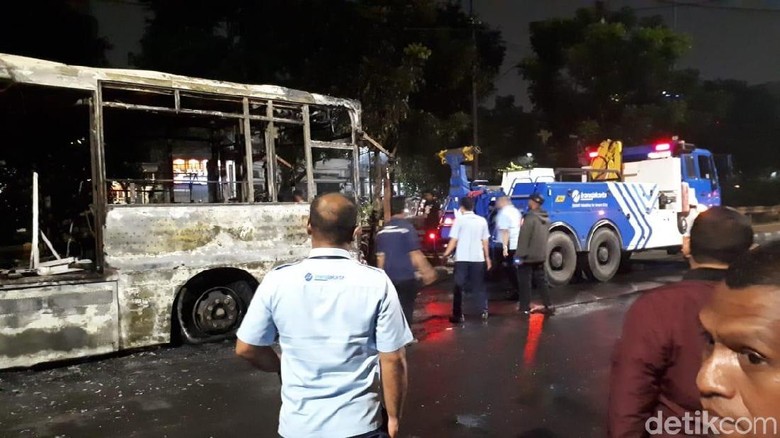 Api Padam, TransJakarta yang Terbakar Dievakuasi Api Padam, TransJakarta yang Terbakar Dievakuasi