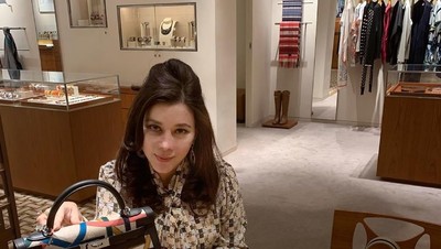 Ini Benny Janah, Aspri Hotman Paris yang Cantik dan Suka Wine