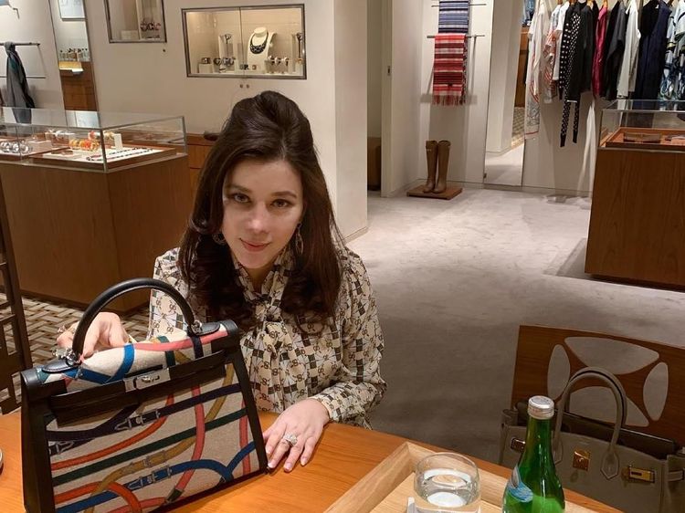 Ini Benny Janah, Aspri Hotman Paris yang Cantik dan Suka Wine