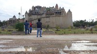 Di Cilegon ada bekas tambang pasir yang disulap menjadi istana negeri dongeng. Terletak di Lebak Denok, Kecamatan Citangkil. Sungguh unik (M Iqbal/detikTravel)