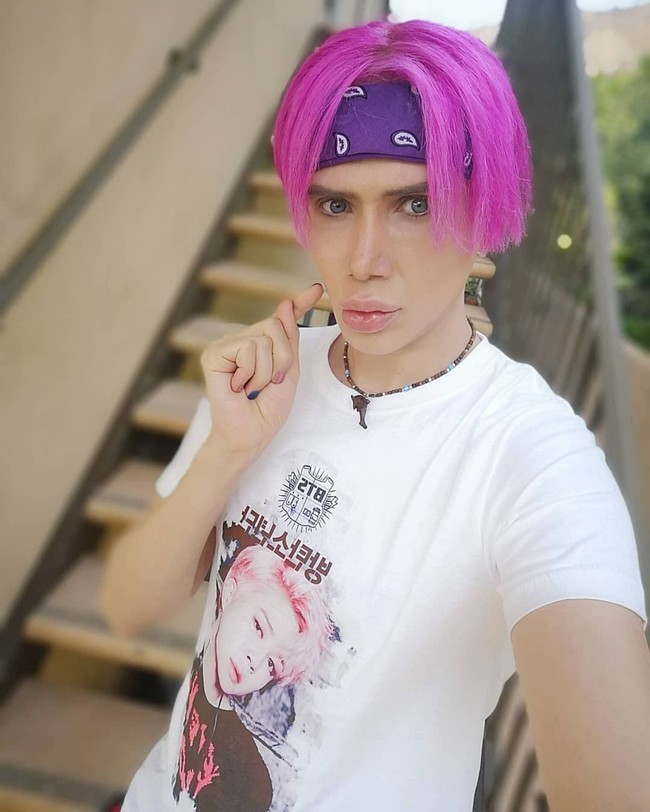 Seperti ini penampilannya saat dirinya masih menjadi pria. Gaya pakaian hingga rambut ia samakan agar mirip dengan Jimin, personel BTS. Foto: Instagram (@londonoli)