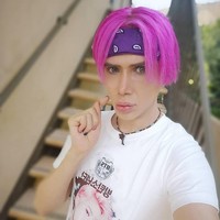 Seperti ini penampilannya saat dirinya masih menjadi pria. Gaya pakaian hingga rambut ia samakan agar mirip dengan Jimin, personel BTS. Foto: Instagram (@londonoli)