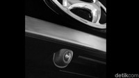Selan Grand Santa Fe, varian Santa Fe XG dan GLS dengan Model Year 2019 (MY 2019) juga mendapatkan penambahan dua fitur terbaru yaitu pada inside rear view mirror yang dilengkapi dengan ECM (Electrochromatic Mirror) dan Rear View Camera. Dan ini menjadi fitur standar pada Santa Fe model tahun 2019. Foto: Hyundai