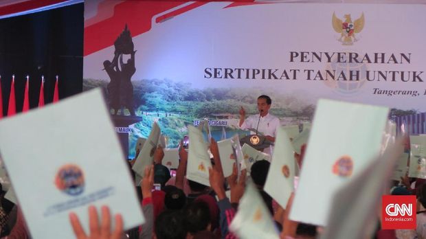 Presiden Jokowi mempercepat pembagian sertifikat tanah gratis bagi warga demi menghindari konflik lahan.