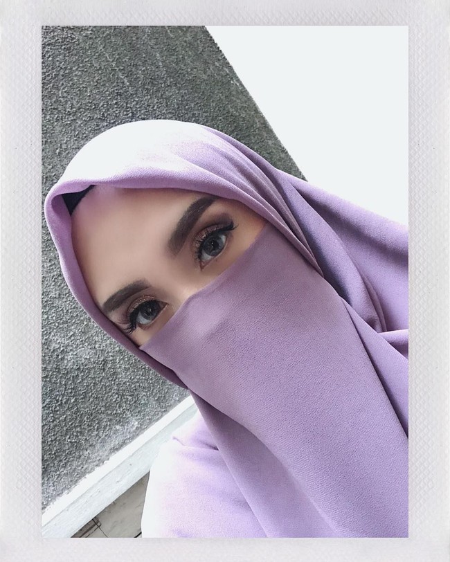 Salmafina mengaku banyak belajar agama dalam proses taaruf bersama Taqy Malik. Setelah menikah, ia memakai busana muslim syari. Bahkan, saat beribadah umrah ia memakai cadar. Foto: Instagram/salmafinasunan