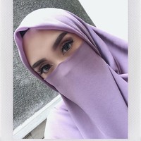 Salmafina mengaku banyak belajar agama dalam proses taaruf bersama Taqy Malik. Setelah menikah, ia memakai busana muslim syari. Bahkan, saat beribadah umrah ia memakai cadar. Foto: Instagram/salmafinasunan