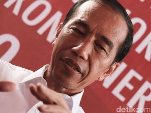 Jokowi Bagi Sembako di Jalan, Istana Klaim Tak Bikin Kerumunan