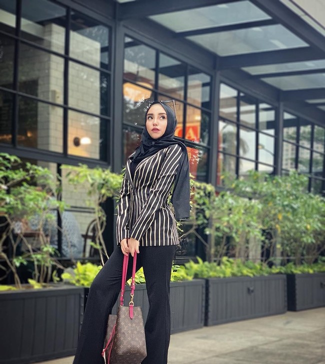 Ia mulai mencoba banyak gaya hijab. Mulai dari pashmina, hijab segi empat, outerwear. Ia pun sempat disebut-sebut digandeng untuk jadi calon legislatif, tapi ia menolak. Foto: Instagram/salmafinasunan