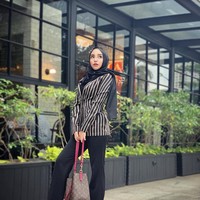 Ia mulai mencoba banyak gaya hijab. Mulai dari pashmina, hijab segi empat, outerwear. Ia pun sempat disebut-sebut digandeng untuk jadi calon legislatif, tapi ia menolak. Foto: Instagram/salmafinasunan