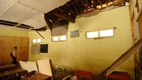 Atap salah satu kelas di MTS TPQ Nurul Huda Al Hasyimiyah di Desa Danawarih, Kabupaten Tegal, Jawa Tengah, ambruk saat kegiatan belajar mengajar tengah berlangsung, Senin (18/2/2019).