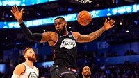 Tim LeBron bangkit di kuarter ketiga. Tembakan-tembakan tiga poin Lillard krusial, hingga mereka menyamakan kedudukan 127-127 dari posisi tertinggal 106-120. Bob Donnan/Reuters.