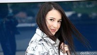 Peterpan juga menggandeng Julie Estelle sebagai model di klip Cobalah Mengerti. Foto: Asep Syaifullah/detikHOT