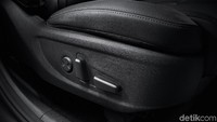 New Power Assisted Driver & Passenger Seat yaitu kursi elektrik yang memudahkan pengemudi maupun penumpang untuk mengatur posisi duduk sesuai keinginan. Foto: Hyundai