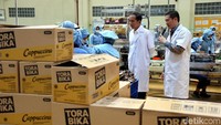 Saat meninjau Jokowi sangat senang melihat kinerja karyawan yang semangat dan murah senyum saat bekerja.