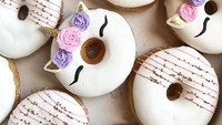 Unicorn donat yang dibuat oleh Totally Baked Cakery. Donat dengan paduan glaze berwarna putih lengkap dengan bunga dan hiasan tanduk. Foto: Instagram@totallybakedcakery