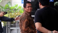Sekretaris Jenderal DPR Indra Iskandar tersenyum saat tiba di gedung KPK, Jakarta, Senin (18/2/2019).
