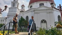 Gayanya saat liburan dengan suami di Gereja Blenduk, Semarang. (anishadasuki/Instagram)