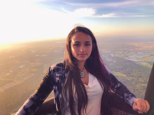 Di usia enam tahun, Jazz Jennings dan keluarga tampil di sebuah acara televisi untuk menceritakan kondisinya yang sudah terpikir untuk berganti kelamin. Sejak saat itu, Jazz pun menjadi bintang televisi, Ia membintangi acara realiti bertajuk I Am Jazz yang kini sudah masuk musim kelima.  Foto: Instagram @jazzjennings_