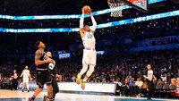 Setelah sempat ketat di angka 21-20 untuk keunggulan tipis tim Giannis, jaraknya berangsur-angsur melebar. Dibantu triple 3 point Khris Middleton, tim Giannis memimpin 53-37 di kuarter pertama. Bob Donnan/Reuters.
