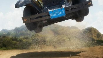 Gorilla mengendarai mobil. Foto: Thomas Subtil