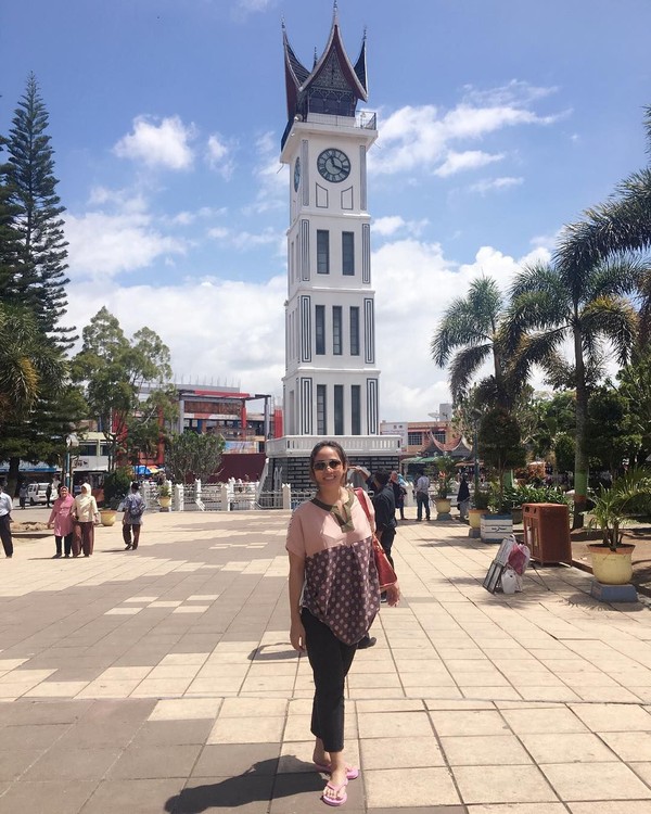 Saat berkunjung ke Sumatera Barat, Anisha berkunjung ke Jam Gadang, Bukittinggi. (anishadasuki/Instagram)
