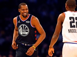 Kevin Durant total mendapat pemasukan sebesar 58,7 juta euro (Rp 911,6 miliar) dari gaji dan kontrak kersajama dengan berbagai merek. Pebasket Golden State Warriors ini duduk di posisi 10. (Bob Donnan-USA TODAY Sports/REUTERS)