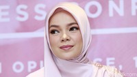 Dewi Sandra saat dtemui di kawasan Kebayoran Baru, Jakarta Selatan pada Senin (18/2). Pool/Palevi S/detikFoto.