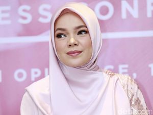 7 Tahun Hijrah, Dewi Sandra Cerita Lika-liku Mencari Tuhan