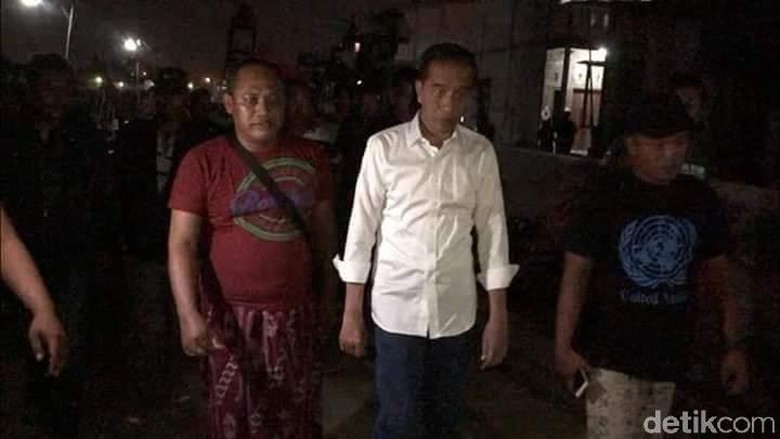 Jokowi Datang Sendirian, Pak RW Tambak Lorok Jadi Paspampres Dadakan Jokowi Datang Sendirian, Pak RW Tambak Lorok Jadi Paspampres Dadakan