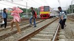 Tak Ada JPO, Warga Seberangi Rel di Jatinegara