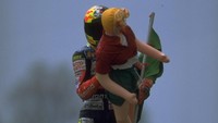 Jadi juara pertama kali di kelas pemula pada tahun 1997. Dia langsung disorot pecinta MotoGP. Apalagi selebrasi uniknya membawa boneka model super asal Jerman, Claudia Schiffer. Usut punya usut ini salah satu sindiran Rossi untuk Max Biaggi karena sedang dekat dengan model Naomi Campbell. Foto: Mike Cooper /Allsport