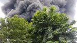 Gudang di Kawasan Industri Maspion Terbakar, Asap Membubung Tinggi