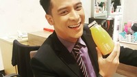  Disela-sela kesibukannya, Tommy selalu menjaga tubuhnya tetap segar dan terhidrasi dengan minuman kesehatan yang tak kalah enak dengan minuman lainnya. Foto: Instagram @tomtjok